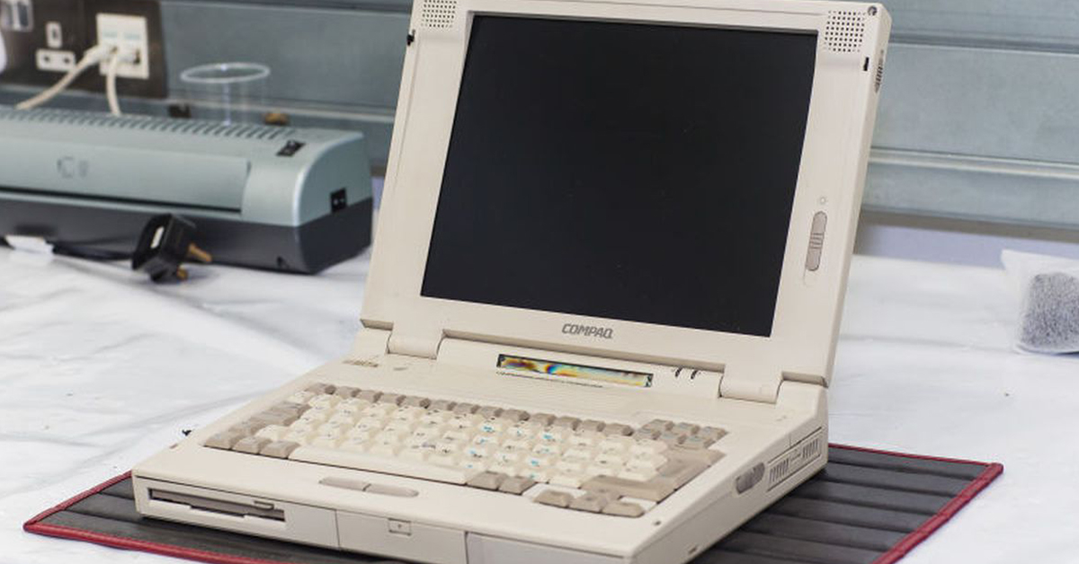 Egy régi Compaq laptop az asztalon