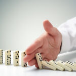 Egy üzletember megállítja a dominók eldőlését